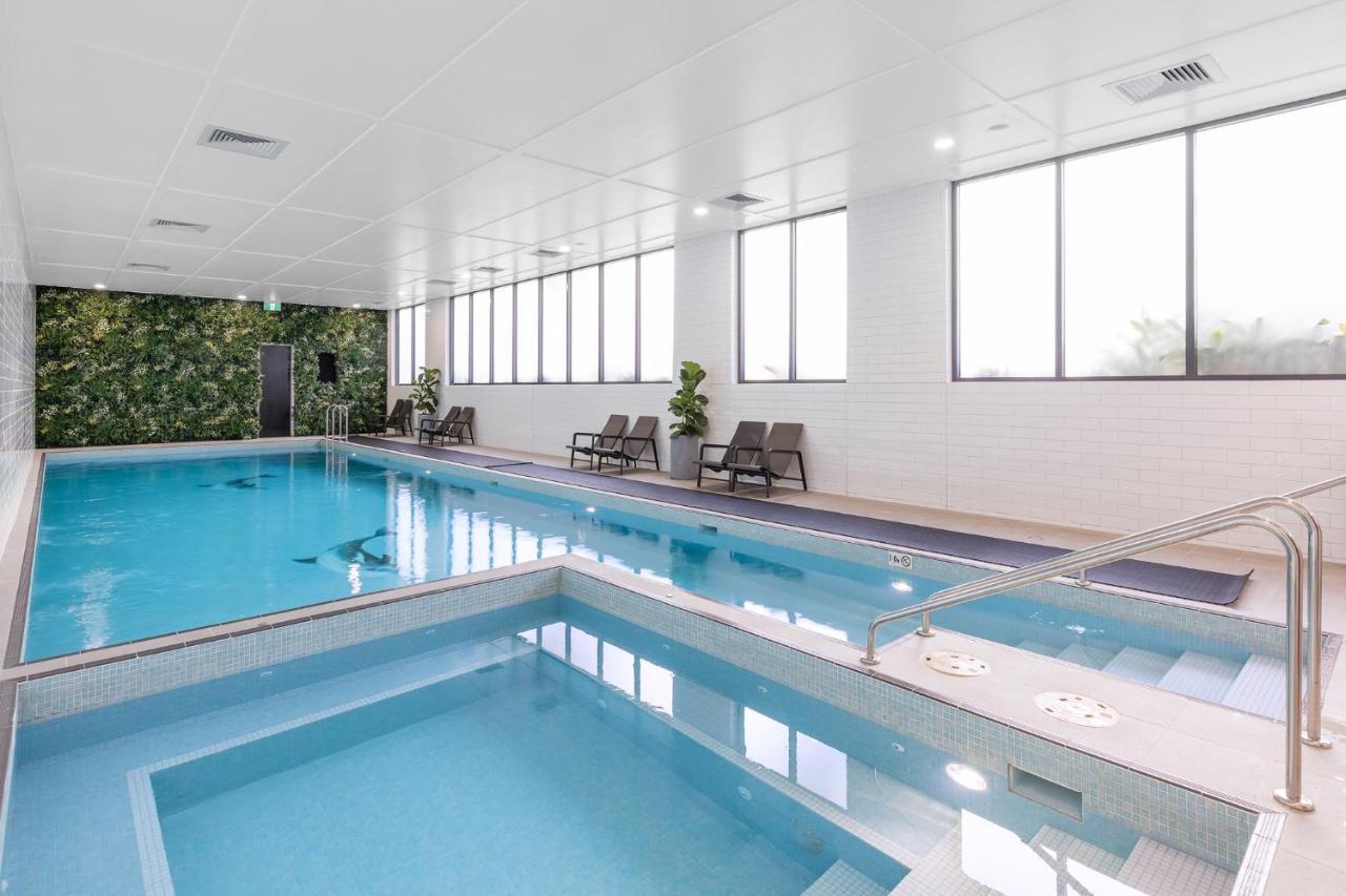 Meriton Suites Coward Street, Mascot Sidney Dış mekan fotoğraf The pool at the hotel