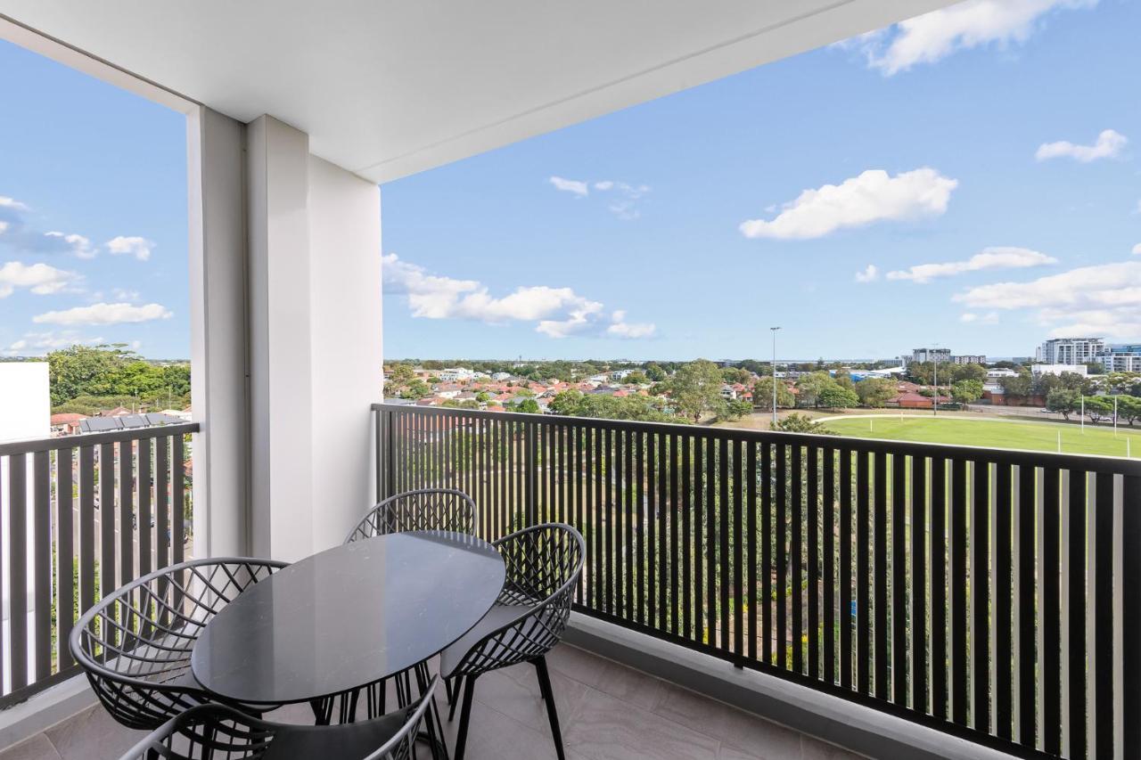 Meriton Suites Coward Street, Mascot Sidney Dış mekan fotoğraf Balcony