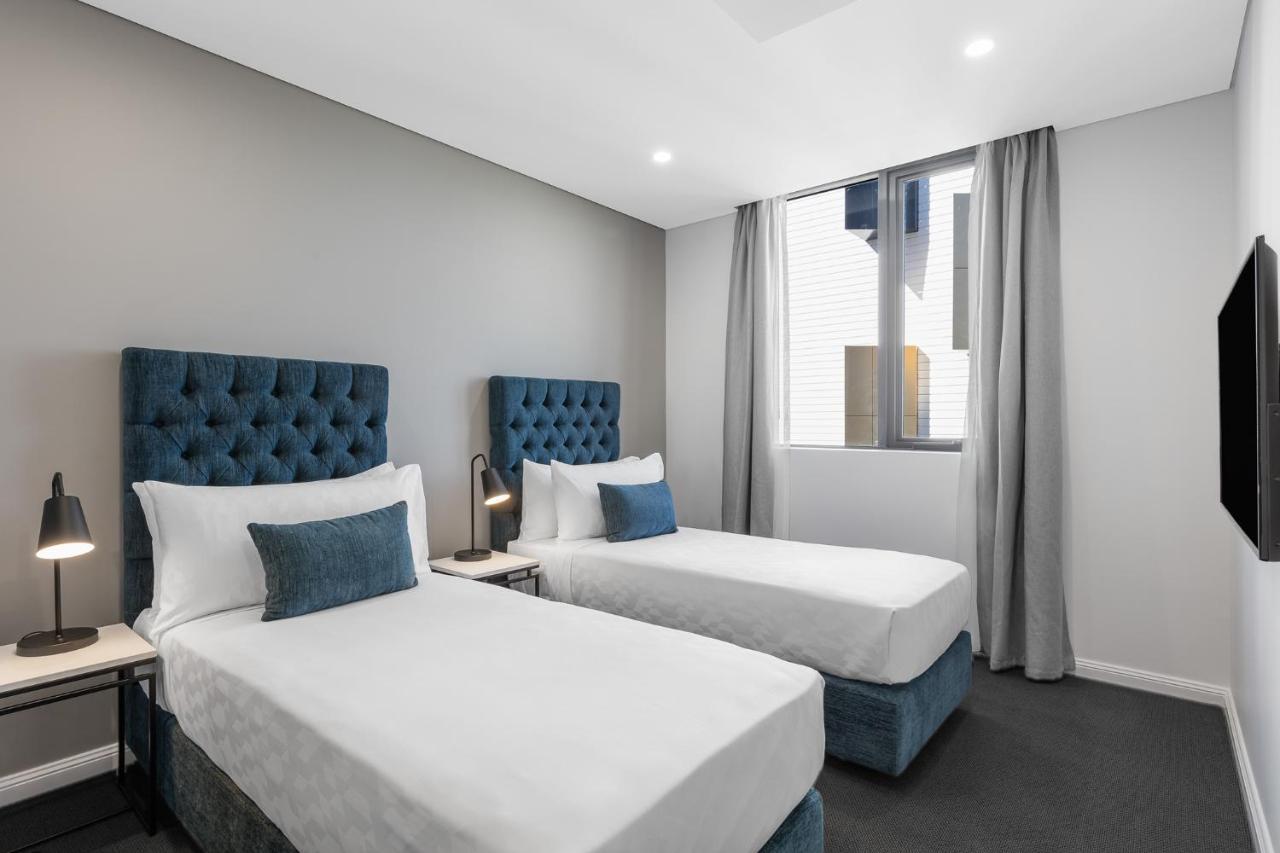 Meriton Suites Coward Street, Mascot Sidney Dış mekan fotoğraf A bedroom at the hotel